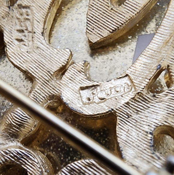 Vintage Avon Gold Tone Scroll Brooch Pendant - Picture 7 of 8